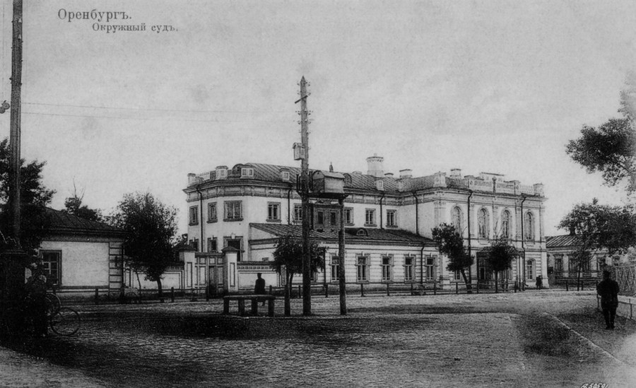 Окружной суд на Соборной площади (ул. Советская, 31). Здание располагалось рядом с Кафедральным собором.