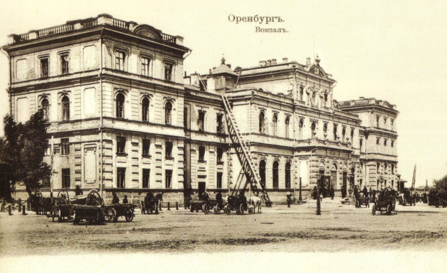 Железнодорожный вокзал (ул. Привокзальная, 1). Вокзал был открыт в 1877 году