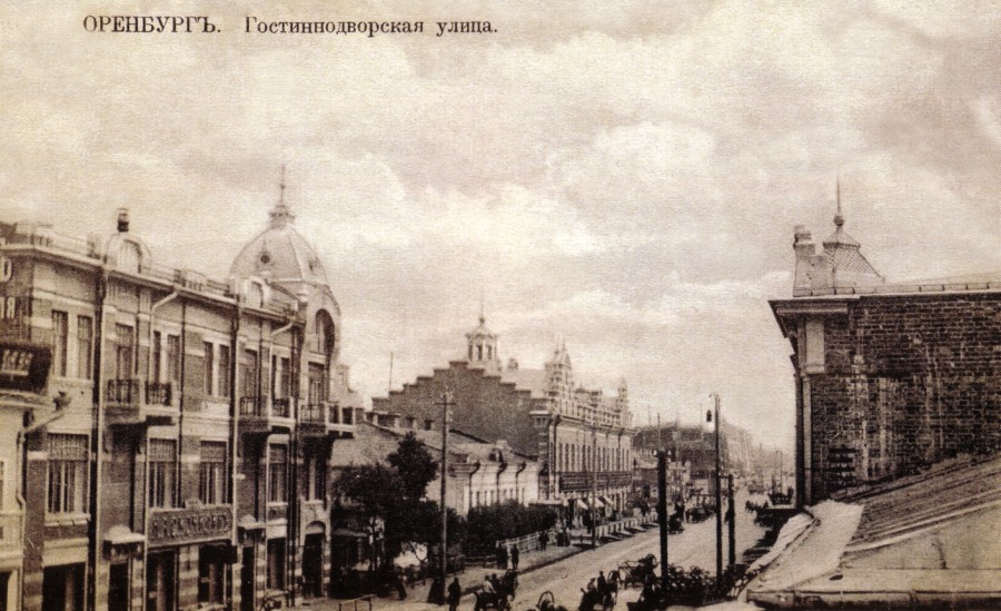 Торговый дом Смочилина, 1900-е годы. На заднем плане «Американская гостиница (ныне – здание ФСБ).