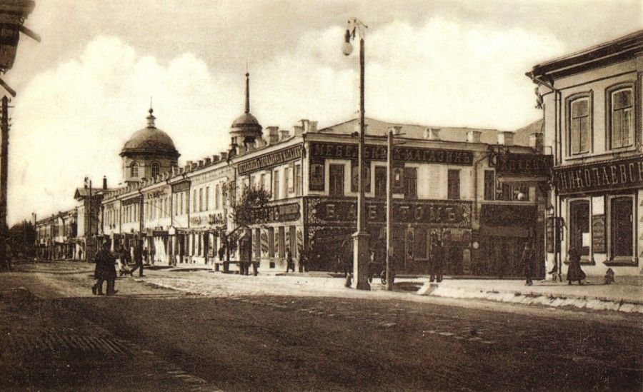 Угол Николаевской (Советской) и Неплюевской (Ленинской) улиц. Впереди Гостинодворская улица.