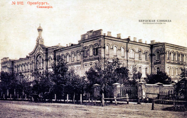 Духовная семинария (ул. Челюскинцев, 17). Открыта 26 августа 1884 года.