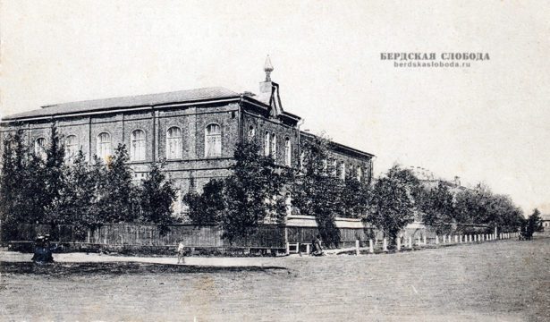Женское епархиальное училище было открыто 3 сентября 1888 года. Автор проекта — архитектор Ф.Д. Маркелов.
