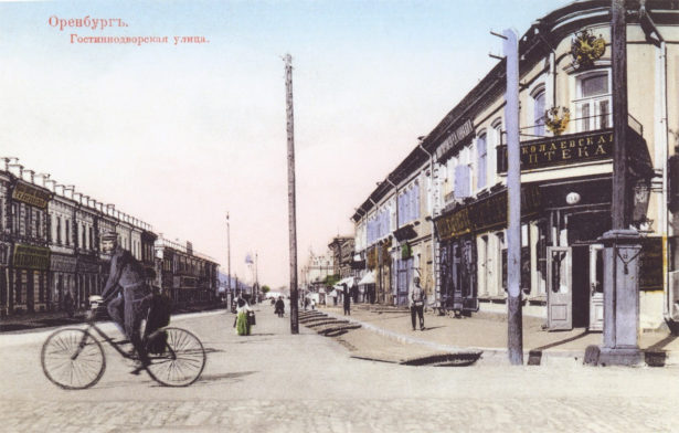 Гостинодворская улица (ул. Кирова). В 1744 году получила название Алексеевской улицы в связи с переселением дворян и казаков из Алексеевска