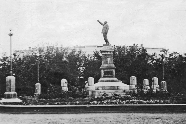 В Ленинском сквере (пересечение улиц Советской и Ленина) хорошо заметен памятник Ленину.