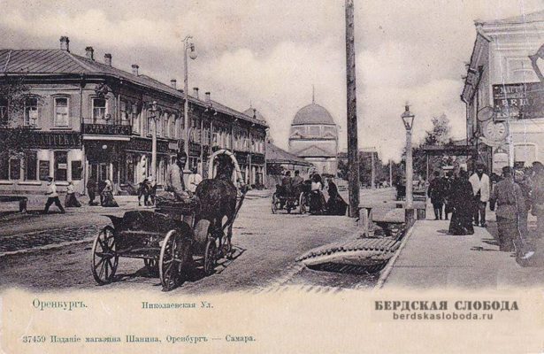 На нижнем снимке хорошо видна Петропавловская церковь, которая находилась на углу Николаевской (Советской) и Петропавловской (Краснознаменной) улиц.