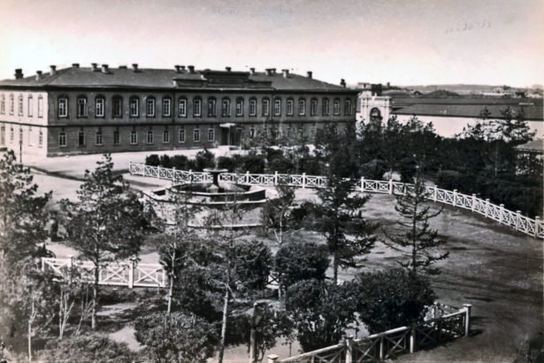 Вид на Александровский сквер с балкона ремесленного училища (в сторону Городского магистрата, позже казенной палаты). Фото К.А. Фишера