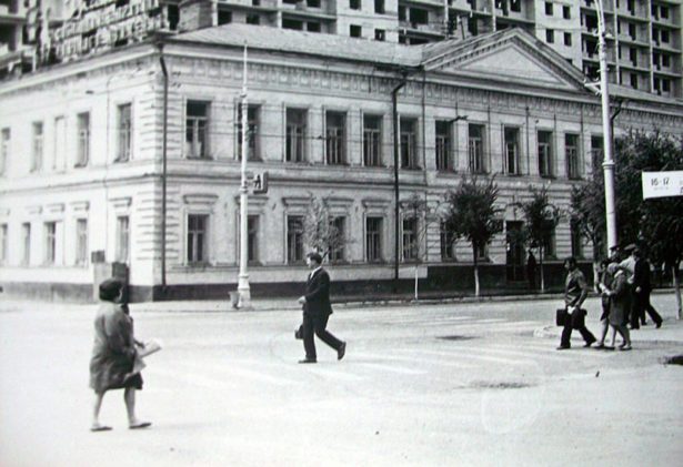 Во второй половине XX века здание 33 школы Оренбурга было снесено, и и рядом с этим местом была построена девятиэтажка.