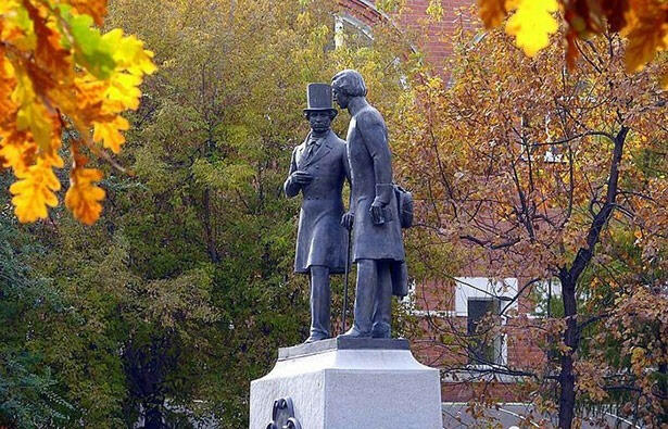 Памятник А.С. Пушкину и В.И. Далю в Оренбурге