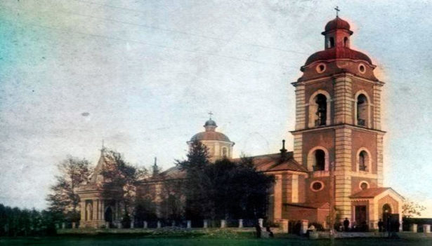 На высоком берегу Яика в 1746 году была заложена первая, капитально построенная церковь — Преображенская.