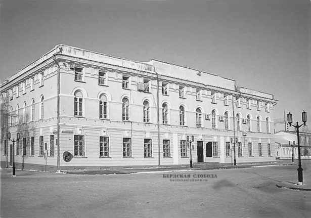 Бывший дом военного губернатора на набережной Урала (ул. Советская, 2)
