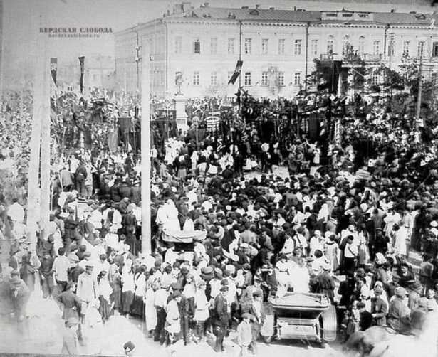 Открытие памятника В.И. Ленину. Оренбург, 1 мая 1925 года.