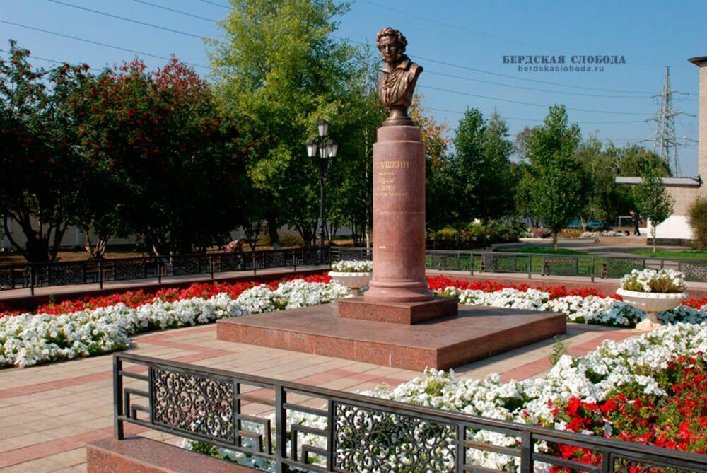 Блогер и журналист Дмитрий Урбанович специально для Орен1 рассказал об истории появления памятника Пушкину в Бердах.