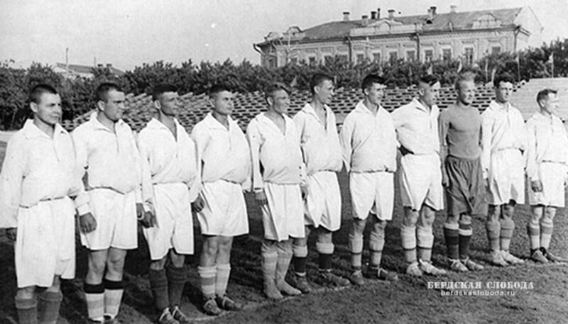 Первые упоминания о футболе на территории Оренбуржья приходятся на конец XIX - начало XX вв. Тогда матчи носили стихийный характер, и лишь в военном училище они игрались по правилами.