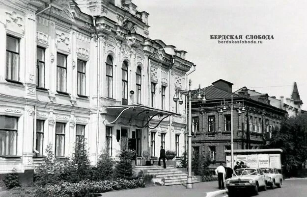 30 декабря 1965 года в Оренбурге по адресу: улица Пионерская, дом 9, в здании до 1917 года принадлежавшем купцу Василию Мякинькову, был открыт Дворец бракосочетаний.