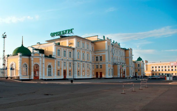 А вот так выглядит оригинальный снимок оренбургского железнодорожного вокзала