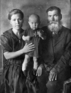 Ольга Дмитриевна Никифорова (Мельникова) с отцом Дмитрием Львовичем и дочерью Людмилой. Снимок 1943 год