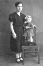 Ольга Дмитриевна Никифорова (Мельникова) с дочерью Людмилой Снимок 1943 год