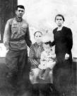 Никифоров Иван Парфильевич, Полторыхина (Мельникова) Анна Дмитриевна (сидит) и Никифорова (Мельникова) Ольга Дмитриевна с дочерью Лидией. Снимок 1949 года