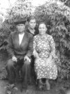 Полторыхин Федосий, Полторыхина (Мельникова) Анна и Никифорова (Мельникова) Ольга (на заднем плане). Снимок: конец 40-х годов ХХ века