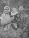 Мельникова (Волкова) Татьяна Львовна с дочерью Никифоровой (Мельниковой) Ольгой Дмитриевной и внучкой Людмилой. Снимок конца 1943 год.
