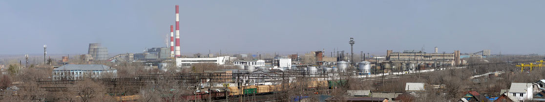 Панорама Оренбургского нефтемаслозавода. На заднем плане видны корпуса Сакмарской ТЭЦ