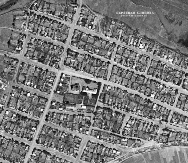 Фрагмент спутникового снимка Берд, сделанный 30 мая 1965 года. На снимке хорошо видна старая церковь, вокруг которой находятся школьные постройки.