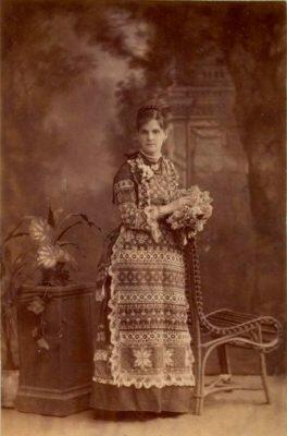 Женщина в русском костюме.Фото К.А. Фишера Оренбург