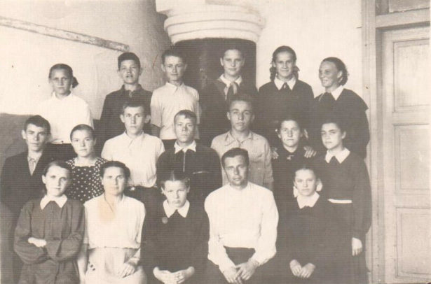 Так выглядел класс в бердинской школе в начале пятидесятых годов. Этот класс окончил школу в 1956 году.