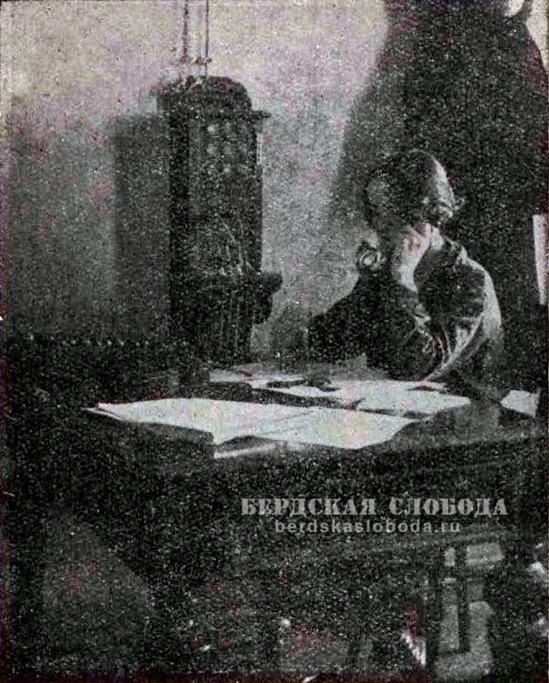 Иногородний коммутатор центральной телефонной сети. Телефонистка разговаривает с г. Каширинском. "Оренбургский рабочий", 1926 год 