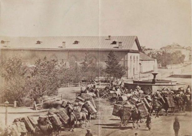 Водопой верблюжьего каравана у фонтана. Ф.И. Лобысевич «Путеводитель по Оренбургу» 1878 год