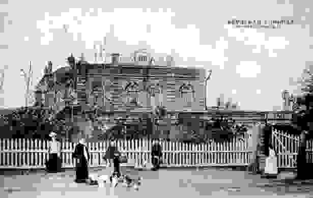 Оренбургский Народный дом открылся в декабре 1899 года. Автором проекта был инженер Ф.А. Гаген. 