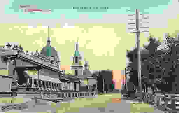 В левой части снимка — один из самых красивых особняков старого Оренбурга - дом городской усадьбы Е.М. Городисского, построенный в эклектике 2-й половины XIX века