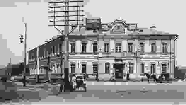 Почтово-телеграфная контора (Парковый проспект 2). В 1872 году начали строить здание для почтово-телеграфной конторы, освященное в декабре 1875 года. 