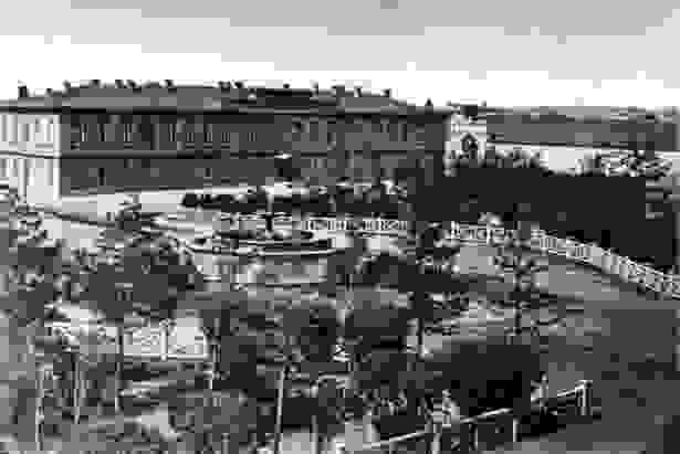 Вид на Александровский сквер с балкона ремесленного училища (в сторону Городского магистрата, позже казенной палаты). Фото К.А. Фишера