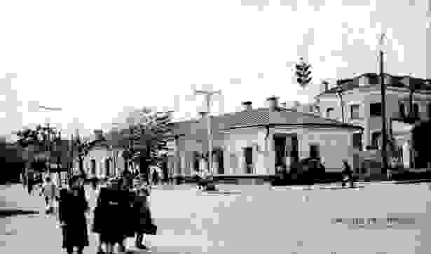 А так выглядел перекресток Советской и Володарского в 50-е годы XX века. Здание Окружного суда в советские годы занимал Областной суд.