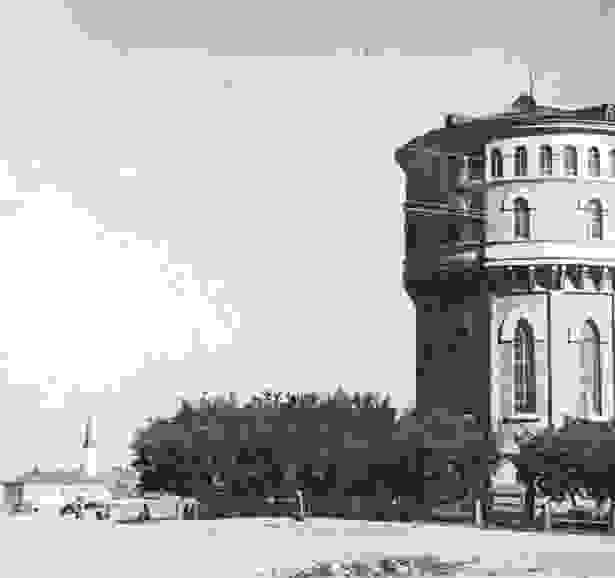 На фото показана историческая 28-метровая достопримечательность города — водонапорная башня, функционировавшая с 1927 по 1946 год, как городской источник и фильтр питьевой воды (архитектор И. В. Рянгин). 