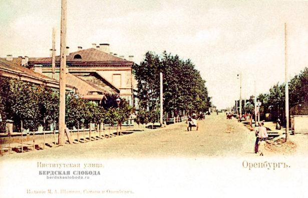 В центре снимка виден главный корпус Николаевского женского института (ныне ул. Ленинская, 50).