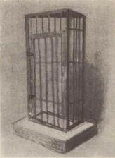 Макет клетки, в которой содержался Пугачев, сделан учениками В. Козловым и С. Паничкиным
