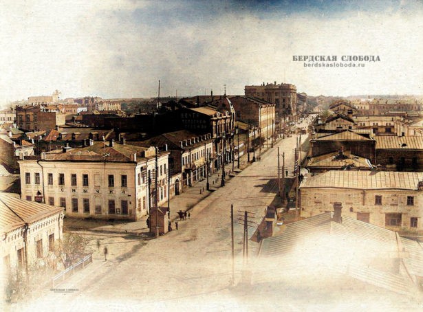 Вид на Гостинодворскую улицу (современная улица Кирова). В центре снимка выделяется здание городского почтамта.