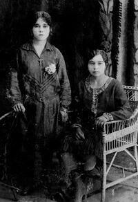 На этой фотографии конца двадцатых годов запечатлены две сестры из многочисленного семейства Мельниковых: Ольга Дмитриевна (слева) и Аграфена Дмитриевна (справа).