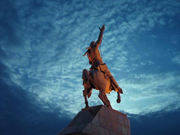 Памятник Салавату Юлаеву в Уфе на берегу реки Белая