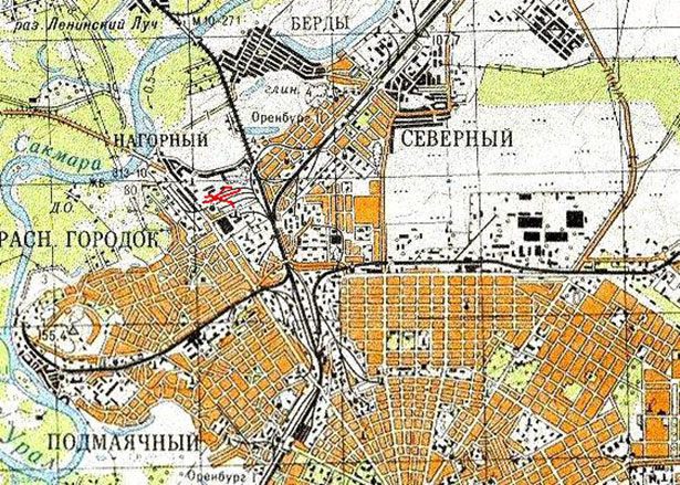 Узкоколейная железная дорога на топографической карте масштаба 1:100 000 (нанесена условно, выделена красным цветом)
