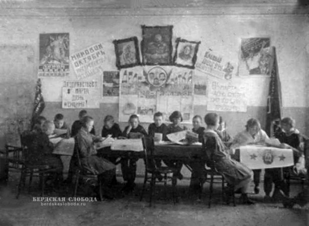 Занятия пионеров в пионерской комнате при детском доме № 1 г. Оренбурга. 1926 год.