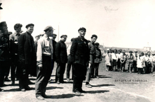 Каширин Петр Дмитриевич, председатель Оренбургского губисполкома, выступает на слете пионеров в Гостином дворе. Август 1927 года.