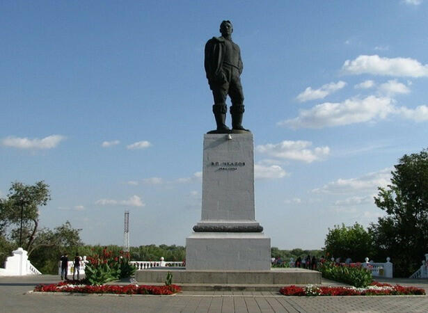 В советский период памятник был снесен, а в 1953 году на его месте установили памятник Валерию Чкалову (скульптор И.А. Менделевич, архитектор В.С. Андреев).