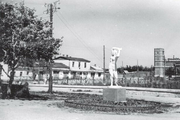 Гипсовая фигура спортсменки, установленная на Свердловском бульваре, 1947 год