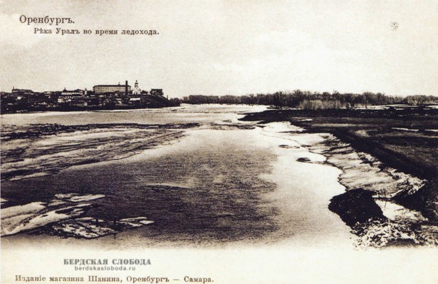 Река Урал во время ледохода. Оренбург
