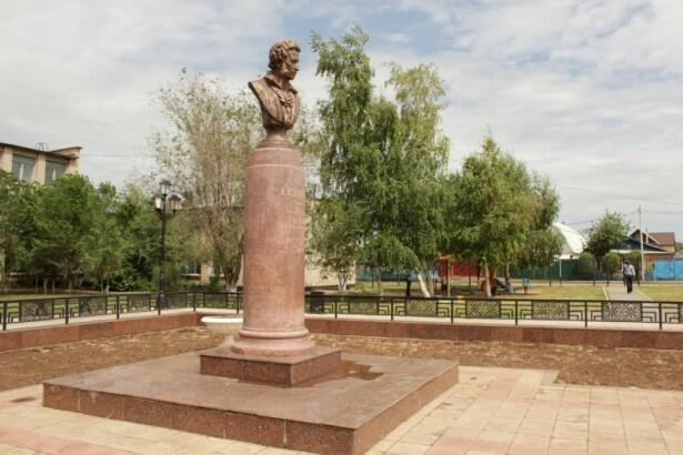 Первые сто пятьдесят лет после рождения Пушкина памятников ему в Оренбурге не ставили - не до, не после революции. 