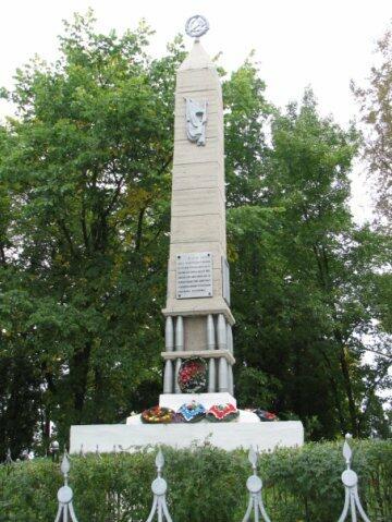 Памятник, хотя и не виден с Шлиссельбургского шоссе, но находится метрах в 200 от него, на западном берегу Тосно, почти у самого устья реки.