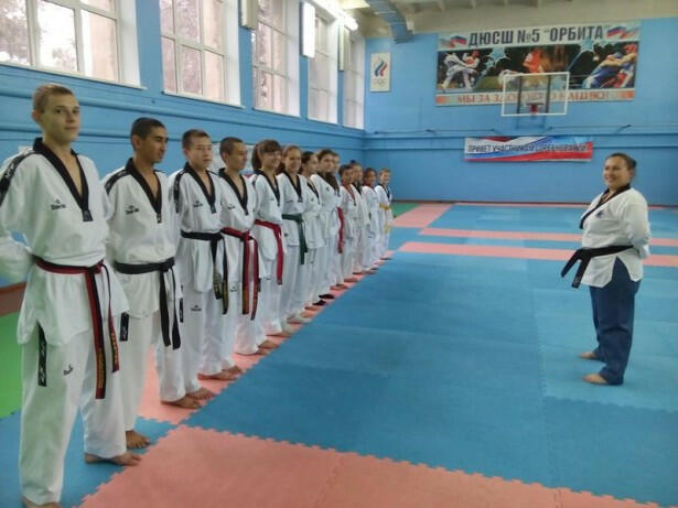 И именно здесь воспитывается новое поколение патриотов России. Юные бердяши не только хорошо учатся, но и ходят на занятия в секцию тхэквондо.